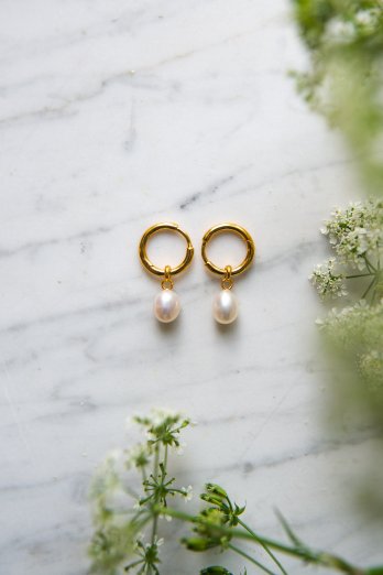 SYSTER P TREASURE PEARL HOOPS GOLD