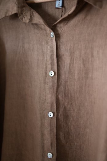 kanelfärgad linneblus