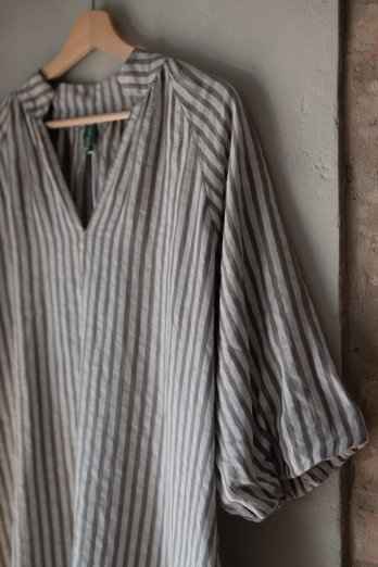 randig linneklänning brun