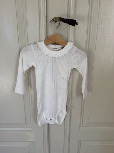 Lil atelier body vit med krage