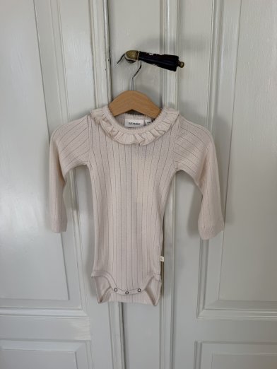 Lil atelier body rosa med krage