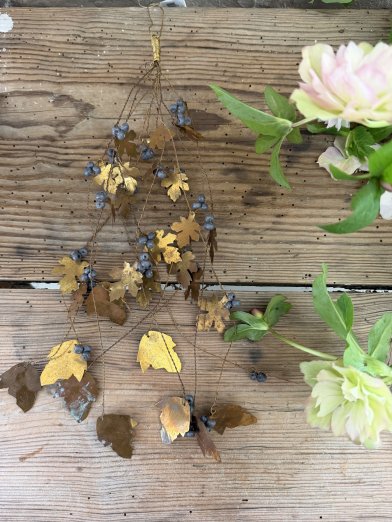 Mässingdetalj med små blad