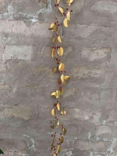 Bungalow Golden Garland w/Berries
