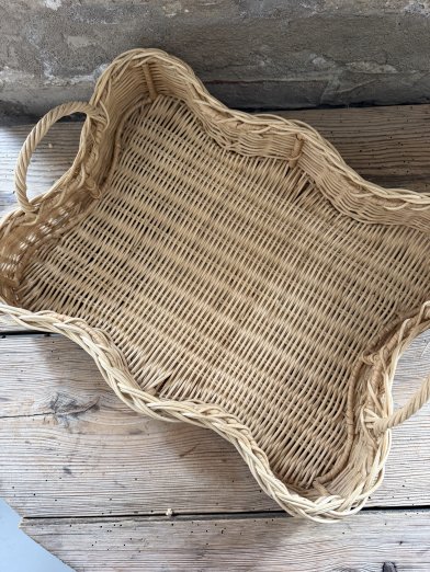 Bricka rattan ljus med vågig kant