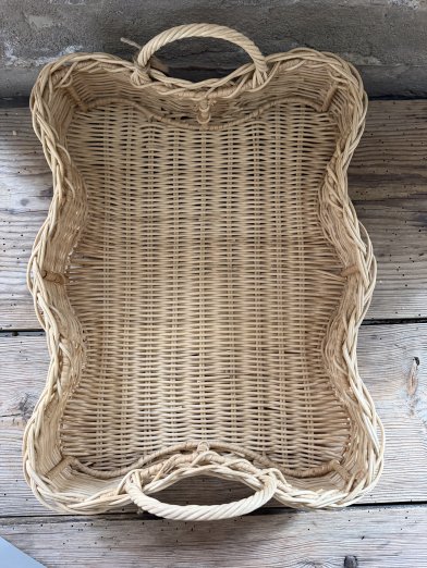 Bricka rattan ljus med vågig kant