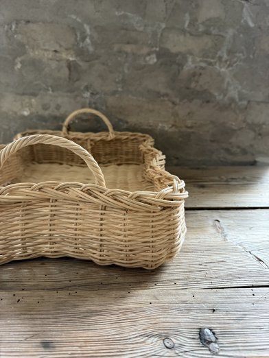 Bricka rattan ljus med vågig kant