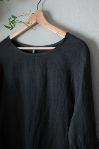 mörkgrå kort linneklänning
