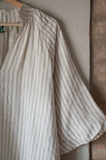 randig linneklänning