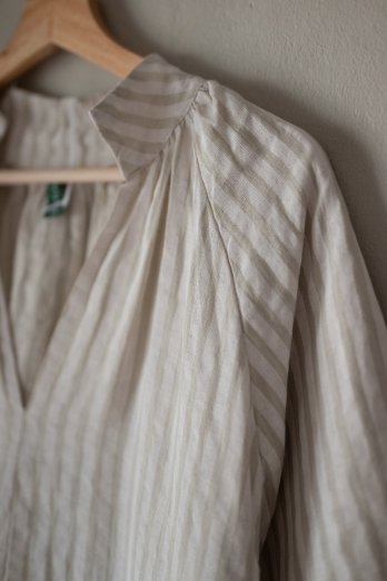 randig linneklänning