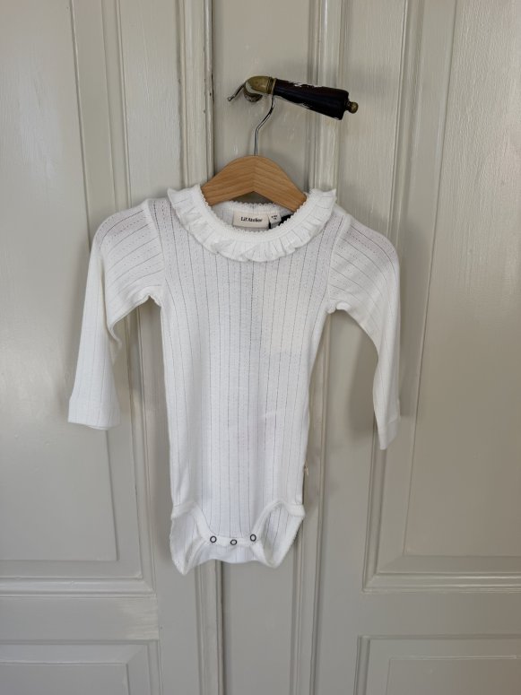 Lil atelier body vit med krage