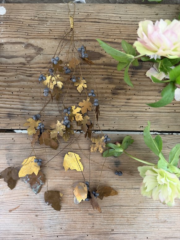 Mässingdetalj med små blad