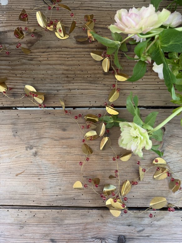 Bungalow Golden Garland w/Berries