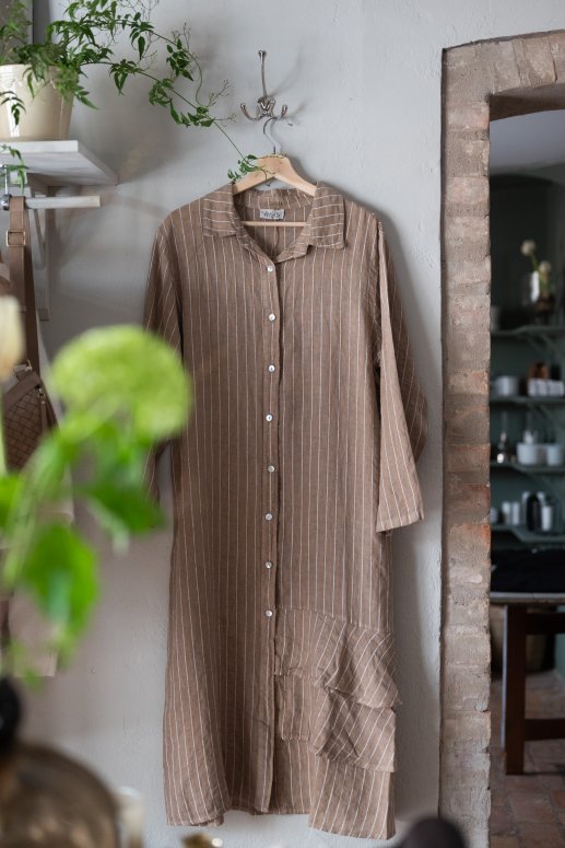 randig linneklänning