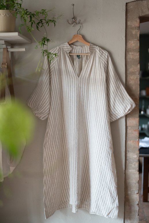 randig linneklänning